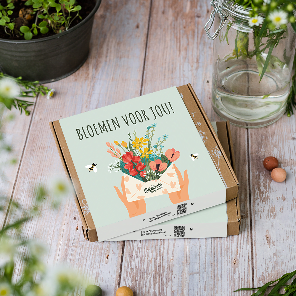 Sfeerfoto van Giftboxen 'Bloemen voor jou!' op een tafel met bloemenversiering