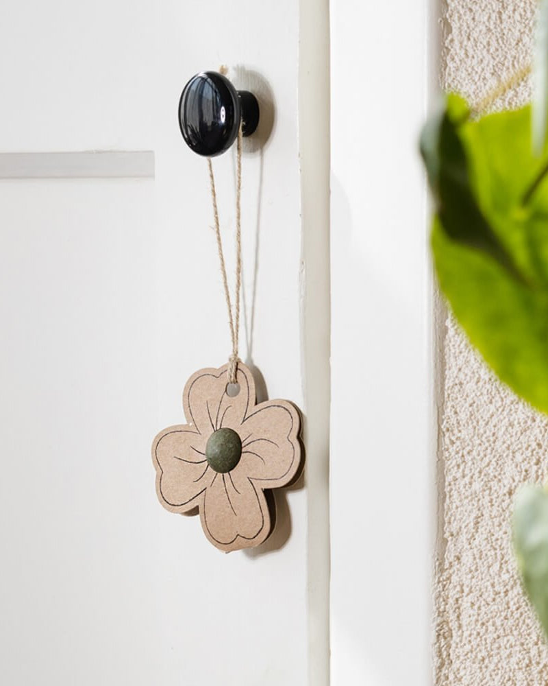 Hangers met bloembommetje op kaarten