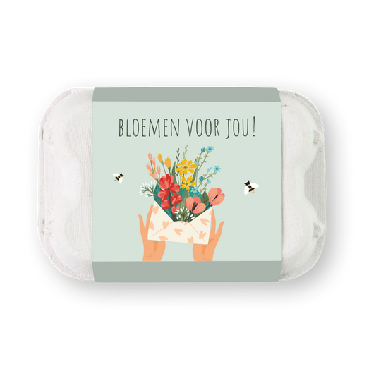 Een witte eierdoos met bloembommetjes met daarop een bos bloemen en de tekst: bloemen voor jou