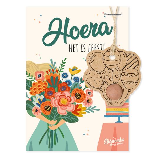 Hanger met zaadbommetje op een kaart met bloemen en de tekst: hoera, het is feest!