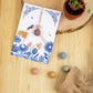 Gelukspoppetje met 2 bloembommetjes - Delft Blue Kisses