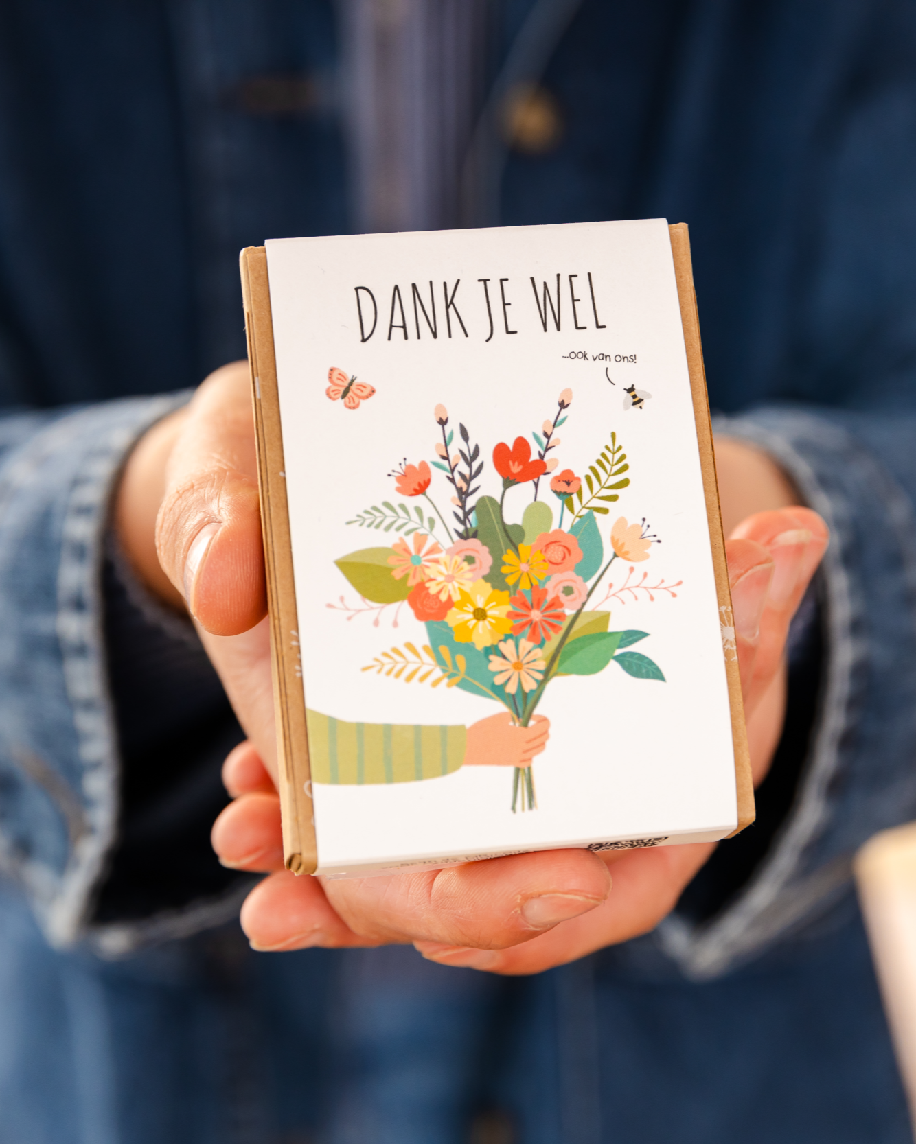 Geschenkdoosje 'dank je wel' met bloemen in handen 